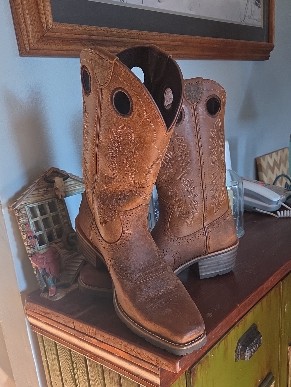NWOT NEVER WORN. MEN'S Ariat Tan Distressed Leather Western Pull-On Cowboy Boots